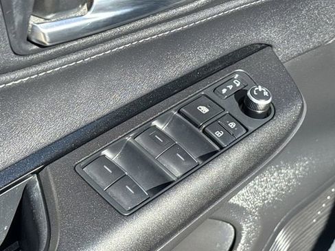 Used 2022 Toyota Venza LE image 17