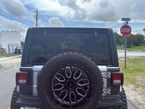 Used 2020 Jeep Wrangler Unlimited Sahara AWD/4WD image 5