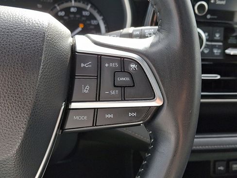 Certified 2021 Toyota Highlander XLE image 25