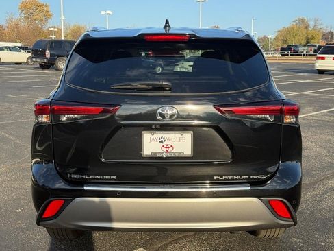 Used 2025 Toyota Highlander Platinum image 7