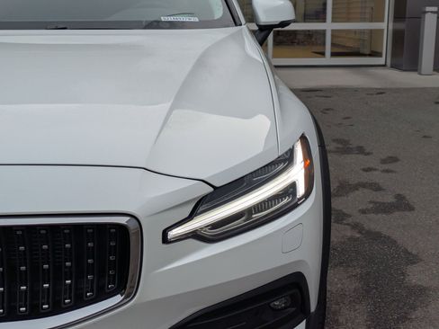 Certified 2025 Volvo V60 B5 Cross Country Plus image 10