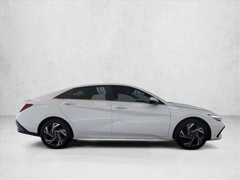 Certified 2025 Hyundai Elantra Limited FWD image 4
