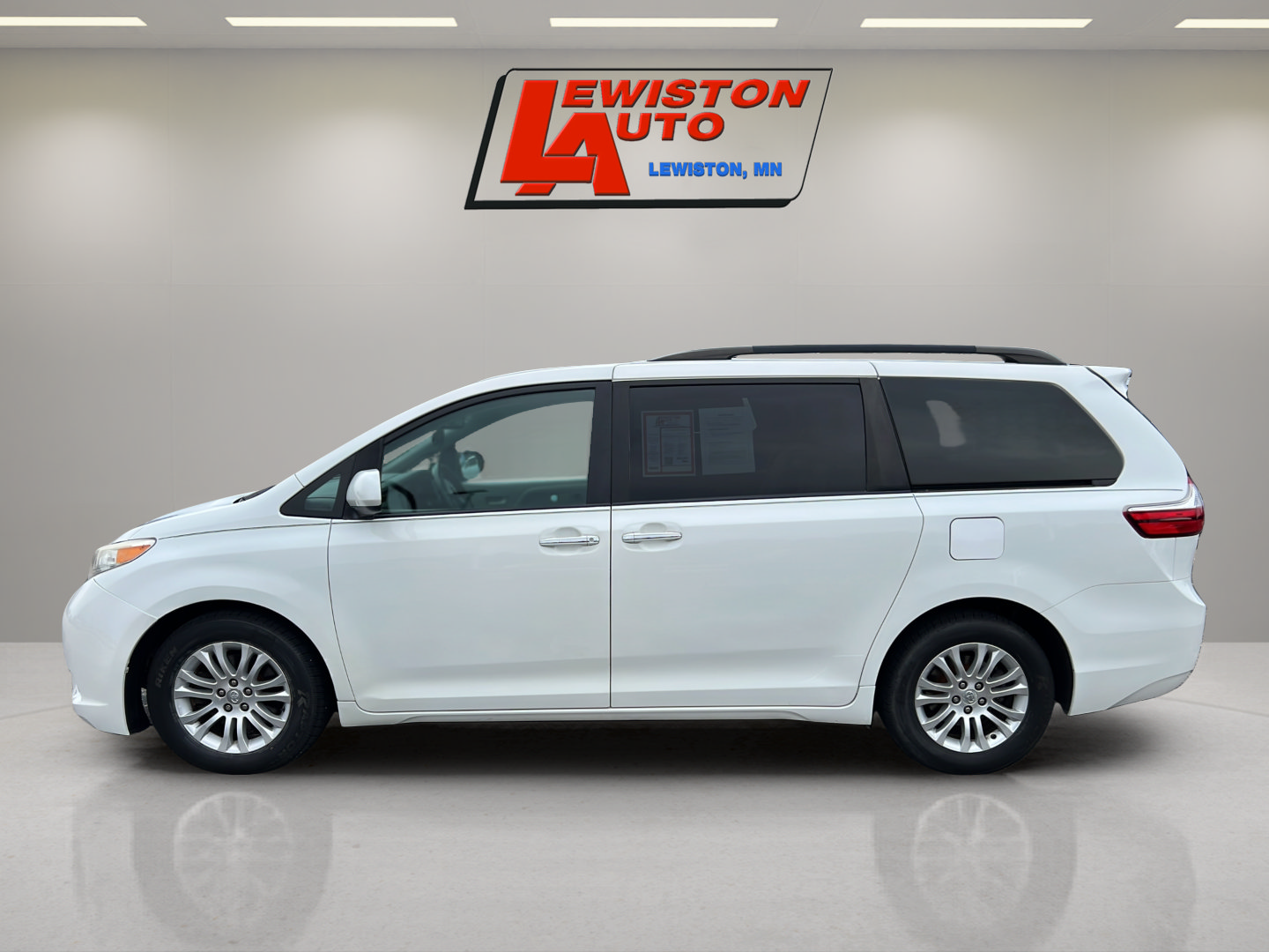 Used 2017 Toyota Sienna XLE FWD image 10