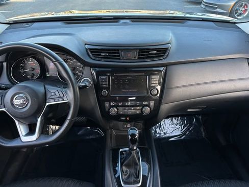 Used 2018 Nissan Rogue SV image 16