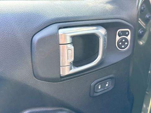 Used 2023 Jeep Wrangler Unlimited image 12