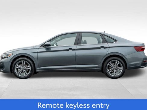 Used 2024 Volkswagen Jetta SE image 4