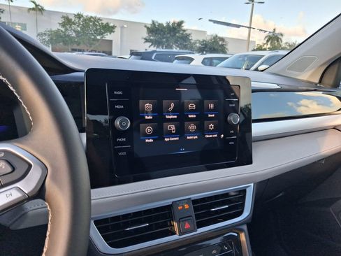 New 2026 Volkswagen Taos SE FWD image 7