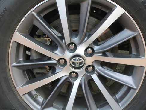 Used 2019 Toyota Highlander AWD V6 image 19