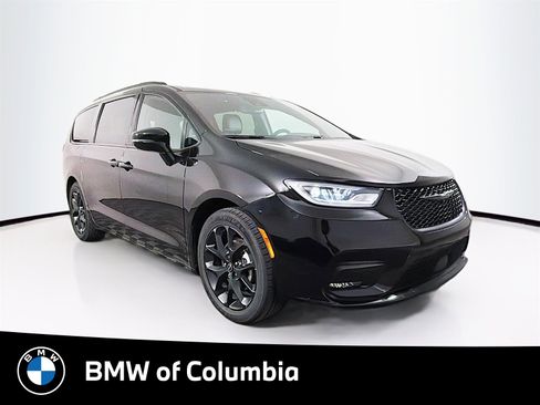 Used 2025 Chrysler Pacifica Limited image 1