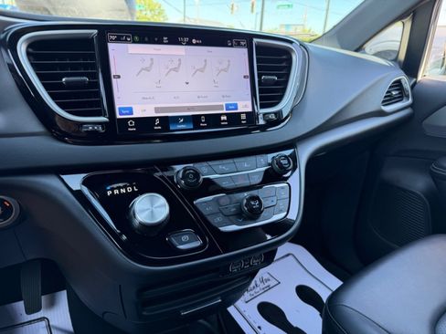 Used 2025 Chrysler Pacifica Select FWD image 11