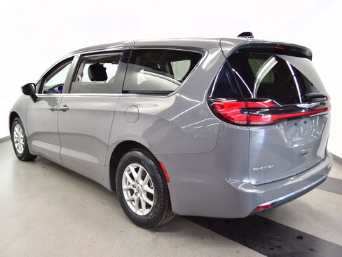Used 2025 Chrysler Pacifica Select FWD image 5