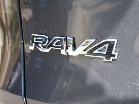 Used 2020 Toyota RAV4 XLE Premium image 9