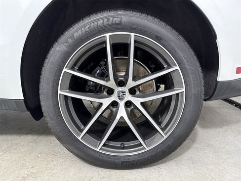 Certified 2025 Porsche Macan image 14