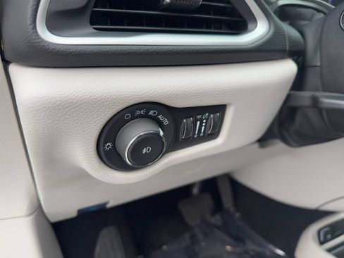 Used 2024 Chrysler Pacifica Touring-L FWD image 11