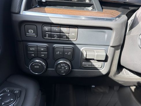 New 2026 Chevrolet Suburban High Country image 16