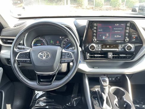 Used 2020 Toyota Highlander XLE AWD/4WD image 19