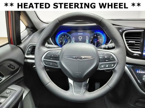 Certified 2025 Chrysler Pacifica Select FWD image 15