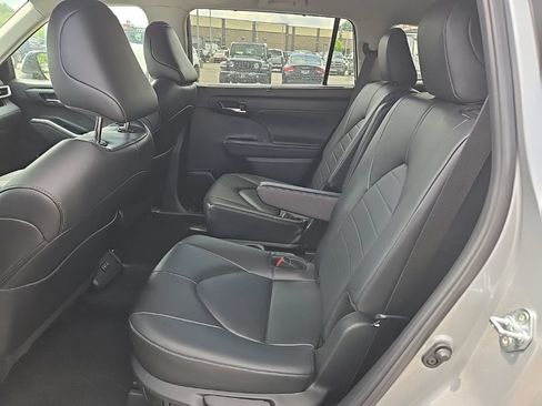 Used 2024 Toyota Highlander XLE FWD image 15