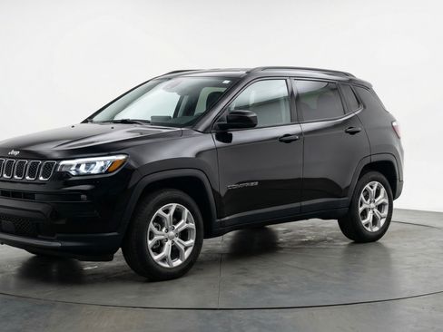 Used 2025 Jeep Compass Latitude AWD/4WD image 3