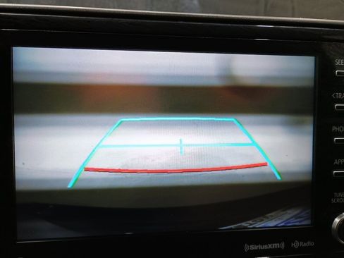 Used 2021 Toyota Highlander XLE image 18