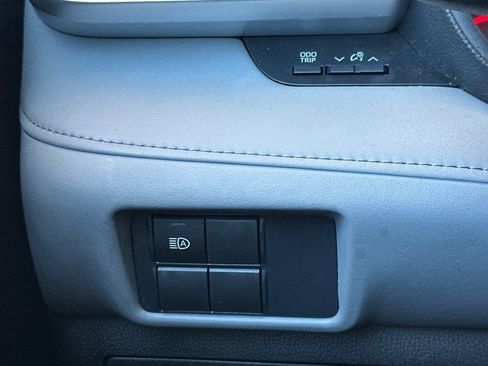 Used 2021 Toyota Highlander L AWD/4WD image 32