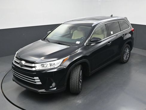 Used 2019 Toyota Highlander XLE FWD image 32