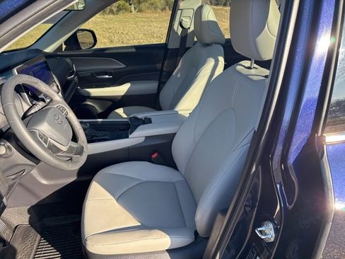 Used 2025 Toyota Grand Highlander AWD image 18