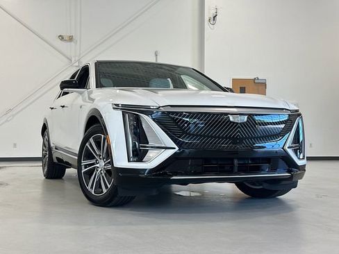 Used 2025 Cadillac Lyriq Luxury w/ LPO, Floor Liner Package AWD/4WD image 2