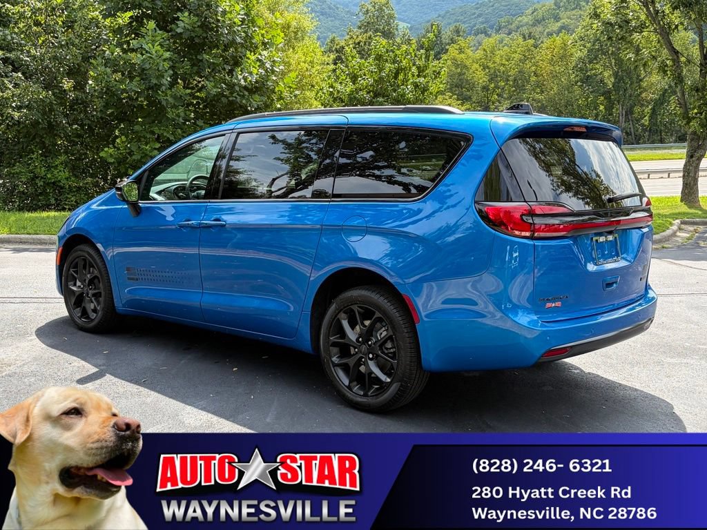 New 2027 Chrysler Pacifica Select AWD/4WD image 4