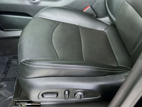 Used 2023 GMC Terrain SLT image 28