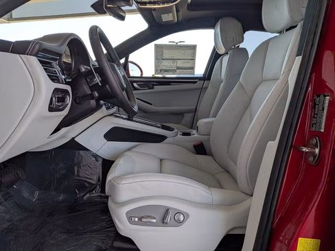 Certified 2025 Porsche Macan AWD/4WD image 5