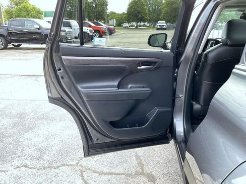 Used 2024 Toyota Highlander Platinum AWD/4WD image 21