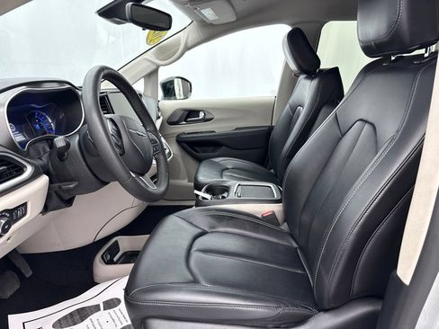 Used 2024 Chrysler Pacifica Limited FWD image 20