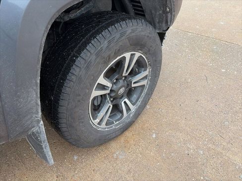 Used 2017 Toyota Tacoma TRD Sport w/ Tow Package (A/T) image 24