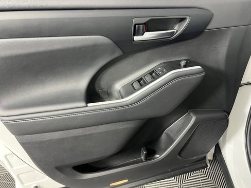 Used 2025 Toyota Highlander XLE image 24