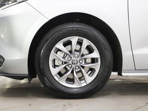 Used 2025 Toyota Sienna XLE image 33