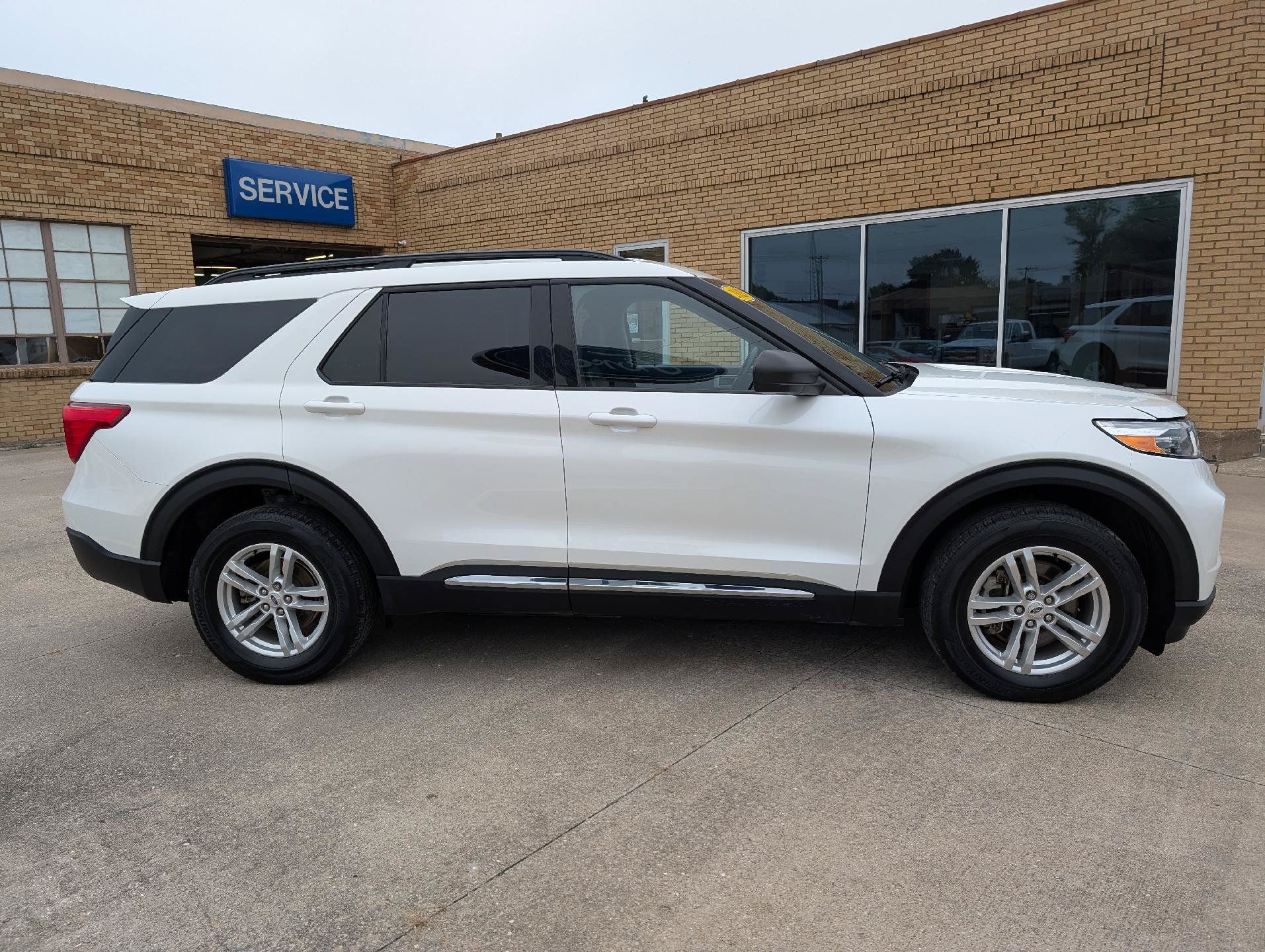 Used 2023 Ford Explorer XLT w/ Equipment Group 202A AWD/4WD image 5