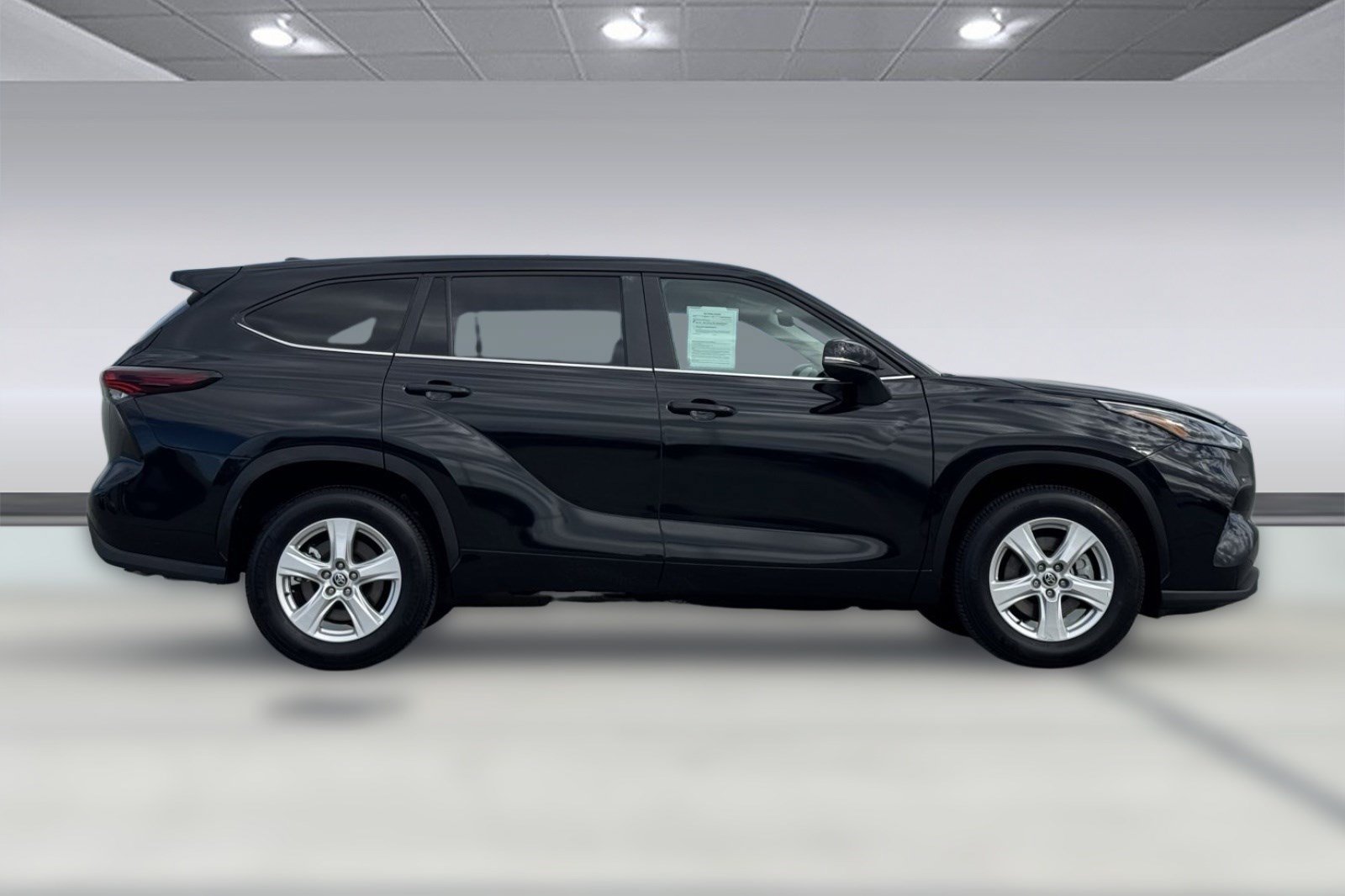 Used 2025 Toyota Highlander LE FWD image 7