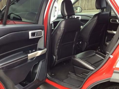 Used 2022 Ford Explorer XLT w/ Equipment Group 202A image 12