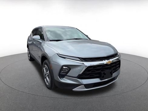 Used 2025 Chevrolet Blazer LT FWD image 2