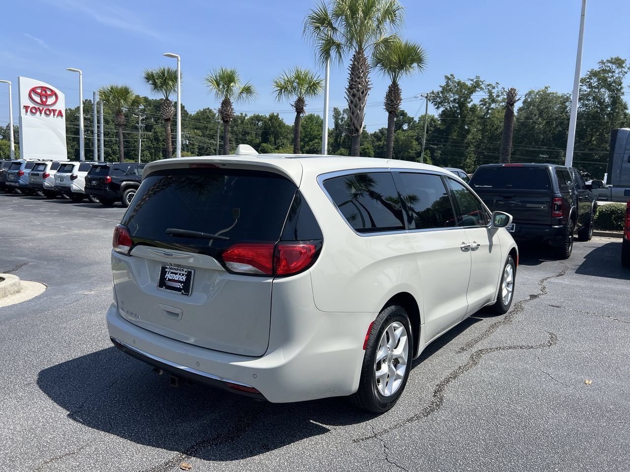 Used 2020 Chrysler Pacifica Touring w/ Tire & Wheel Group FWD image 10