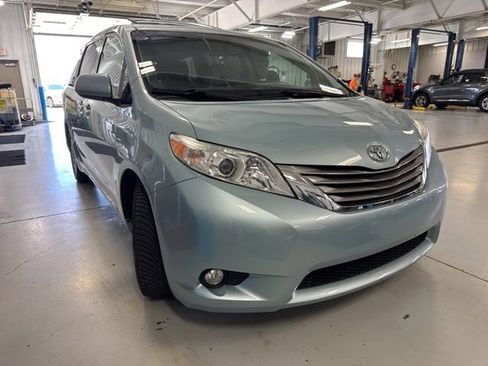 Used 2017 Toyota Sienna XLE w/ XLE Navigation Package FWD image 35