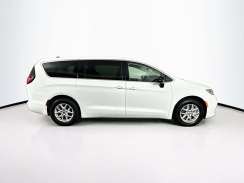 Used 2024 Chrysler Pacifica Touring-L FWD image 10