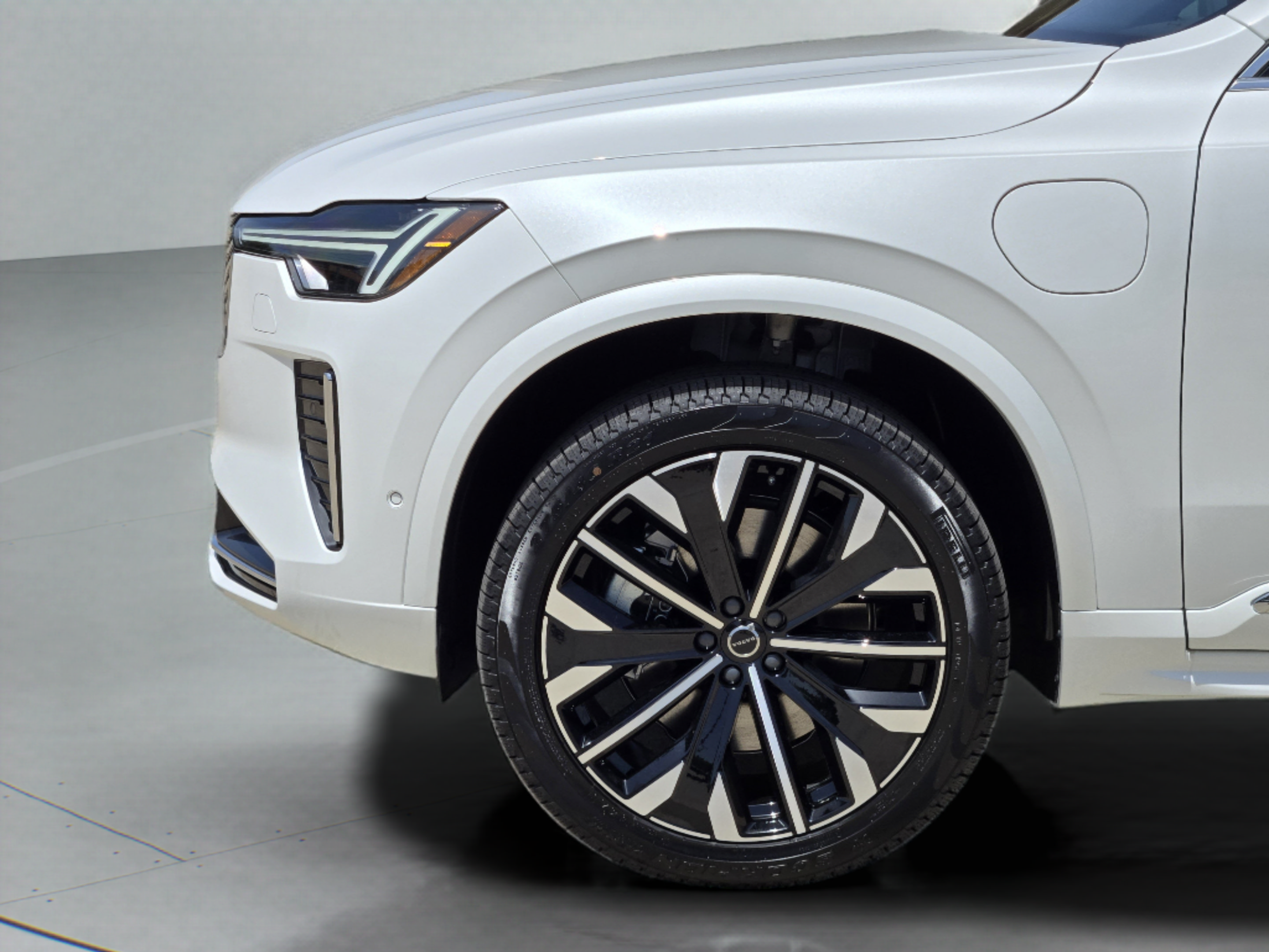 New 2026 Volvo XC90 T8 Plus w/ Protection Package Premier AWD/4WD image 29