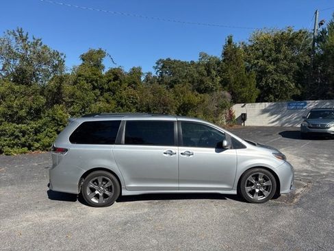 Used 2019 Toyota Sienna SE image 3