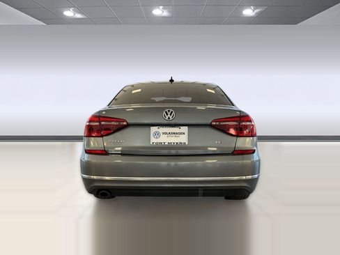Used 2018 Volkswagen Passat 2.0T R-Line FWD image 10