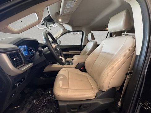 Used 2023 Ford Expedition XLT image 19