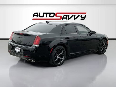 Used 2023 Chrysler 300 Touring w/ Safetytec Plus Group image 7