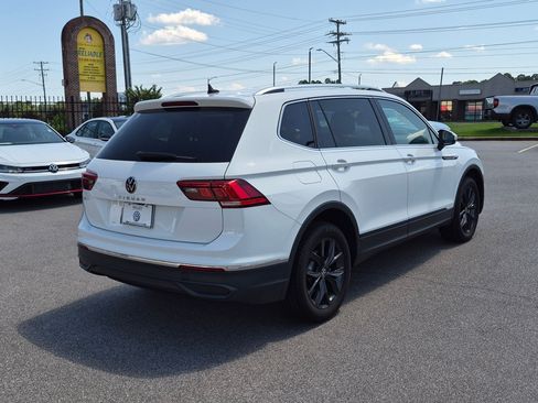Used 2024 Volkswagen Tiguan SE FWD image 3
