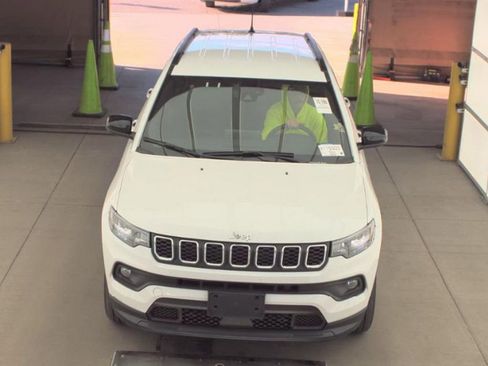 Used 2025 Jeep Compass Latitude AWD/4WD image 2
